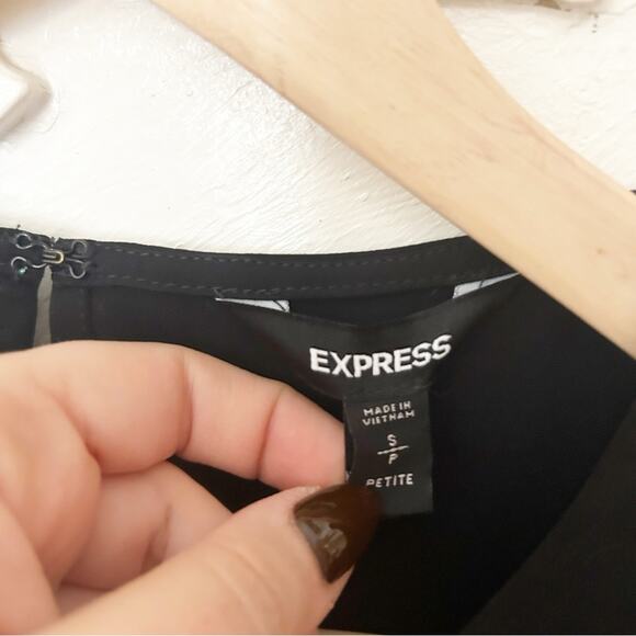 Express Black Embroidered Tunic Floral Print Long Sleeve Ruffle Hem Size PS - Picture 3 of 7